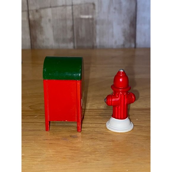 Department 56 Fire Hydrant and Mail Box Heritage Village Dickens Snow Village - Picture 3 of 5